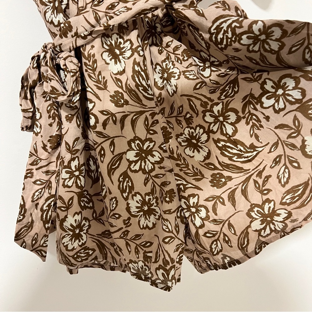 Baltic Born New SZ XL Brown Tan White Floral One Piece Shorts Romper V-Neck. - Picture 3 of 5